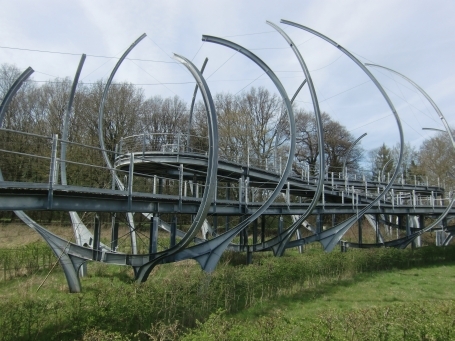 Übach-Palenberg : Wurmtalstraße, die Klangbrücke liegt zwischen dem Naherholungsgebiet Wurmtal und dem Dohmenpark. Heute ( April 2015 ) präsentiert sich die Klangbrücke über den Fußgängerweg tonlos.